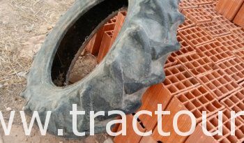 À vendre 2 Pneus agricoles pour tracteur 18-4/30  et 11-2/24 complet