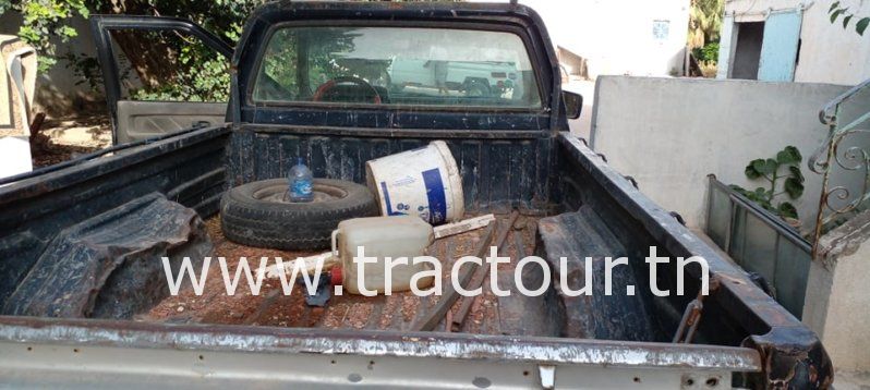 À vendre Camionnette 2 portes avec benne Isuzu complet
