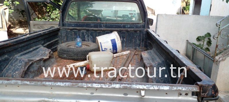 À vendre Camionnette 2 portes avec benne Isuzu complet