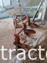 À vendre Charrue à 3 socs Huard complet