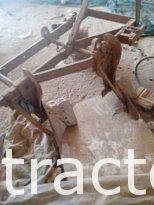 À vendre Charrue à 3 socs Huard complet