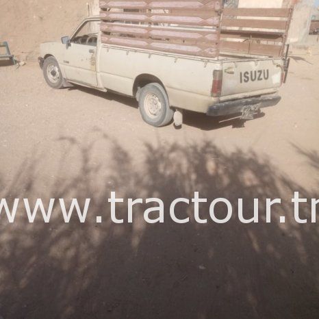 À vendre Camionnette 2 portes avec benne Isuzu KB 26 complet