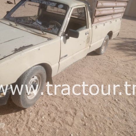 À vendre Camionnette 2 portes avec benne Isuzu KB 26 complet
