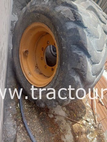 À vendre Godet Tractopelle et roue complet