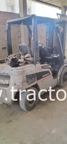 À vendre Chariot élévateur diesel 3 tonnes Nissan avec carte grise (2008) complet