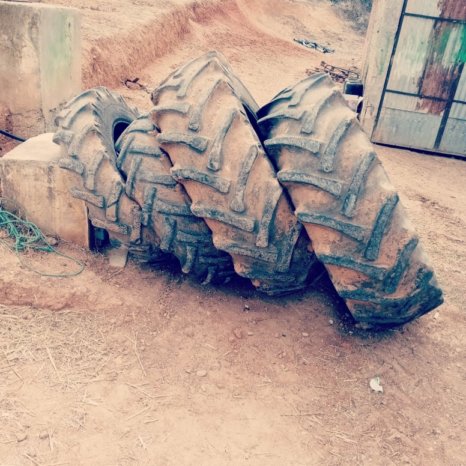 À vendre 4 Pneus tracteur agricole – 18.4-30 & 12.4-24 complet