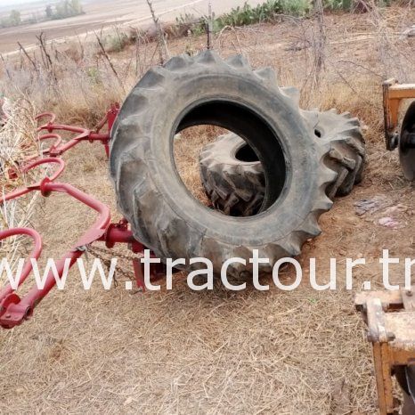 À vendre 2 pneus tracteur agricole complet