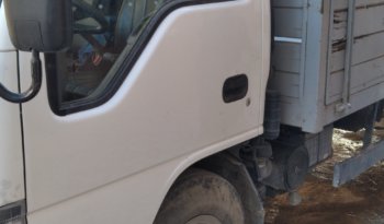 A vendre camion plateau avec ridelles Isuzu NKR (2015) complet