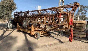 À vendre Grue à montage rapide Fari avec seau à béton et fourche importée d’Italie complet