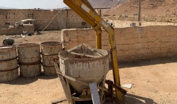 À vendre Grue à montage rapide Fari avec seau à béton et fourche importée d’Italie complet