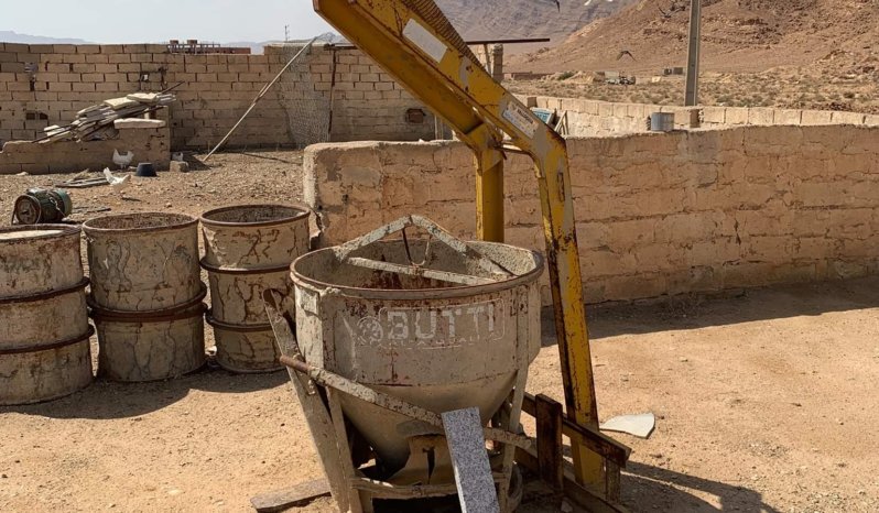 À vendre Grue à montage rapide Fari avec seau à béton et fourche importée d’Italie complet