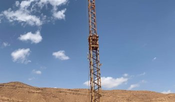 À vendre Grue à montage rapide Fari avec seau à béton et fourche importée d’Italie complet