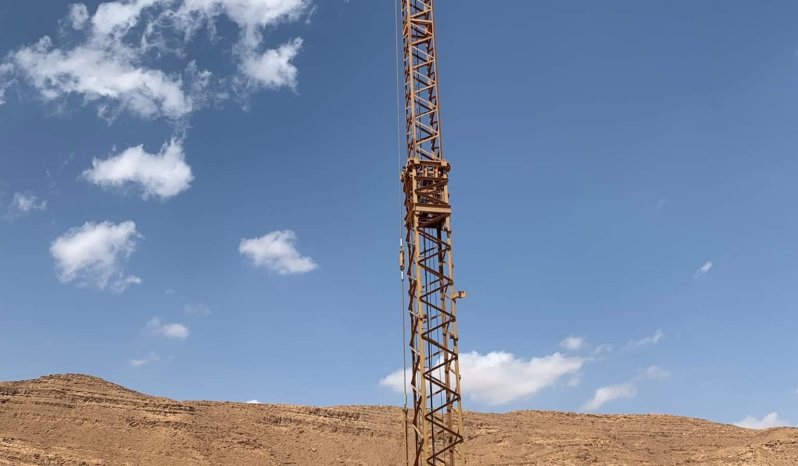 À vendre Grue à montage rapide Fari avec seau à béton et fourche importée d’Italie complet