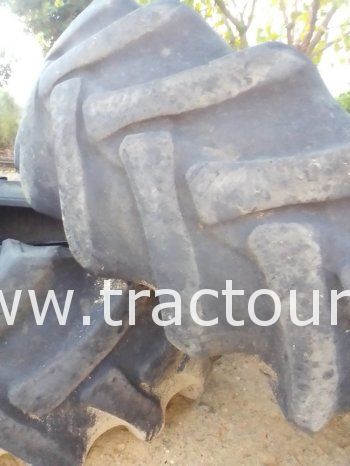 À vendre 2 Pneus de tracteur Starmaxx 18.4-30 complet