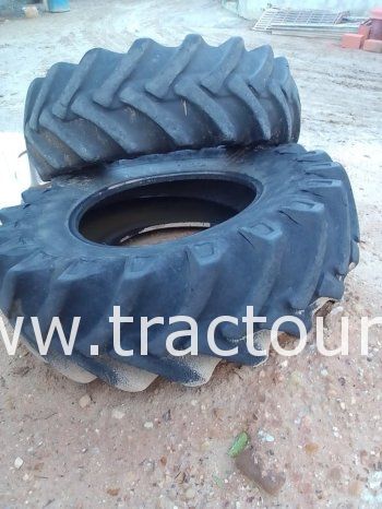À vendre 2 Pneus de tracteur Starmaxx 18.4-30 complet