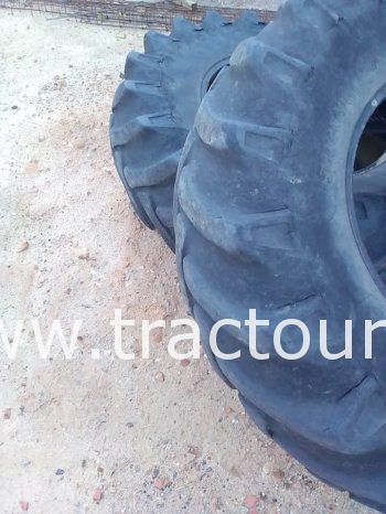 À vendre 2 Pneus de tracteur Starmaxx 18.4-30 complet