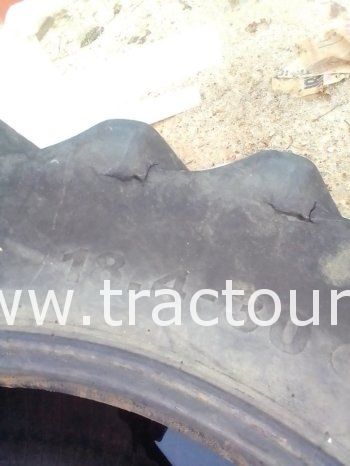 À vendre 2 Pneus de tracteur Starmaxx 18.4-30 complet