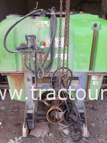 À vendre Pulvérisateur porté 800 litres avec réglage hydraulique et rampe 12 mètres (2015) complet