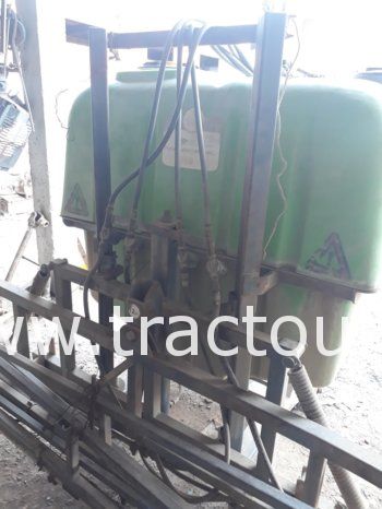 À vendre Pulvérisateur porté 800 litres avec réglage hydraulique et rampe 12 mètres (2015) complet