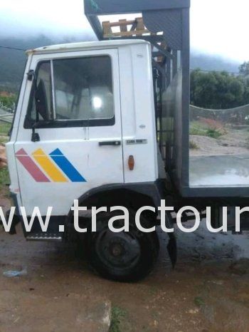 À vendre Camion plateau sans ridelles Unic complet