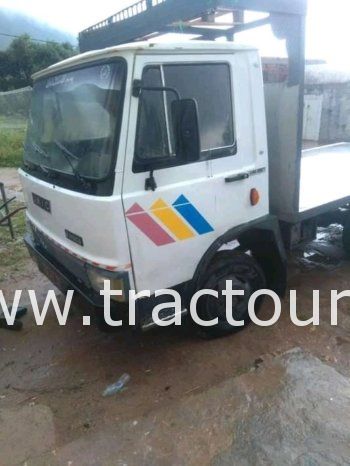 À vendre Camion plateau sans ridelles Unic complet