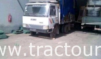 À vendre Camion plateau sans ridelles Unic complet