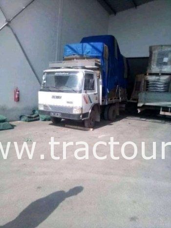 À vendre Camion plateau sans ridelles Unic complet