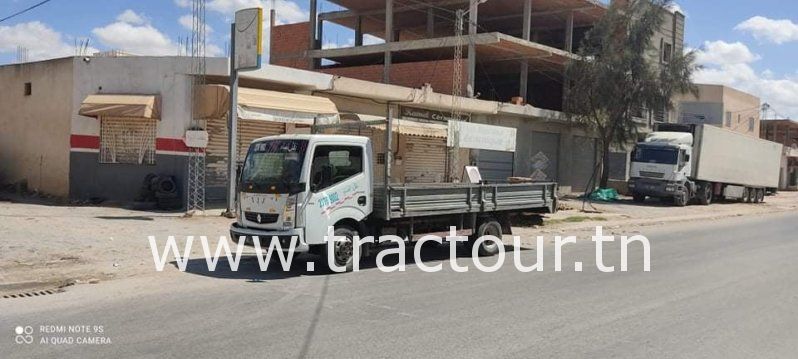 À vendre Camion plateau avec ridelles Renault Maxity moteur Iveco C12 (2010) complet