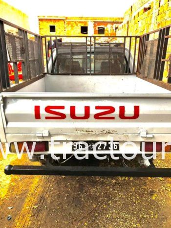 À vendre Camionnette 4 portes avec benne Isuzu complet