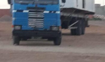 À vendre Tracteur Scania 113H 360  avec semi remorque plateau avec ridelles Comet (1993) complet