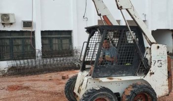 À vendre Chargeuse compacte avec godet Bobcat 751 complet
