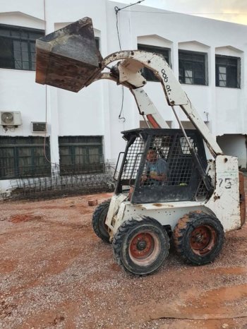 À vendre Chargeuse compacte avec godet Bobcat 751 complet