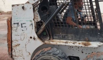 À vendre Chargeuse compacte avec godet Bobcat 751 complet