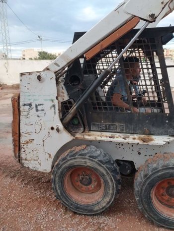 À vendre Chargeuse compacte avec godet Bobcat 751 complet