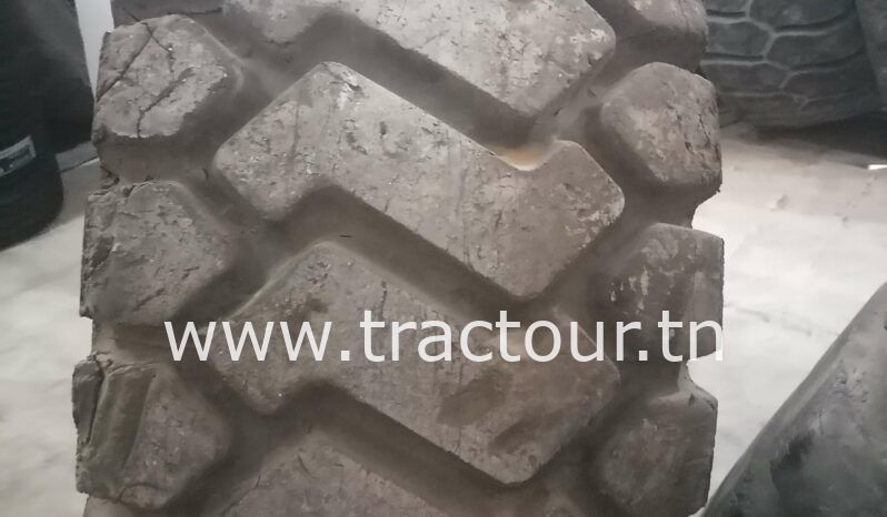 À vendre 2 pneus chargeuse Michelin et Triangle 23.5 R25 complet