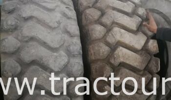 À vendre 2 pneus chargeuse Michelin et Triangle 23.5 R25 complet