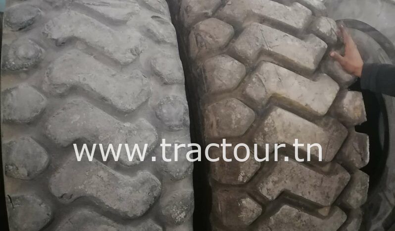 À vendre 2 pneus chargeuse Michelin et Triangle 23.5 R25 complet