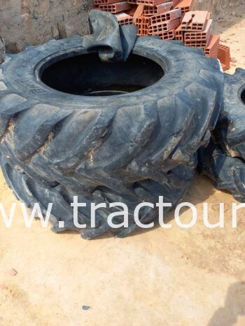 À vendre 4 Pneus agricoles BKT 18.4-30 + 12.4-24 complet