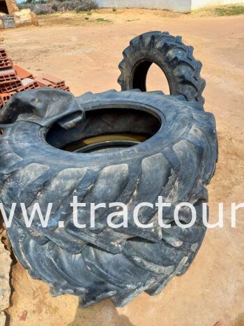 À vendre 4 Pneus agricoles BKT 18.4-30 + 12.4-24 complet