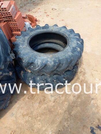 À vendre 4 Pneus agricoles BKT 18.4-30 + 12.4-24 complet