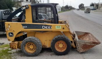 À vendre Chargeuse compacte avec godet John Deere 317 complet