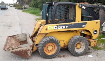 À vendre Chargeuse compacte avec godet John Deere 317 complet
