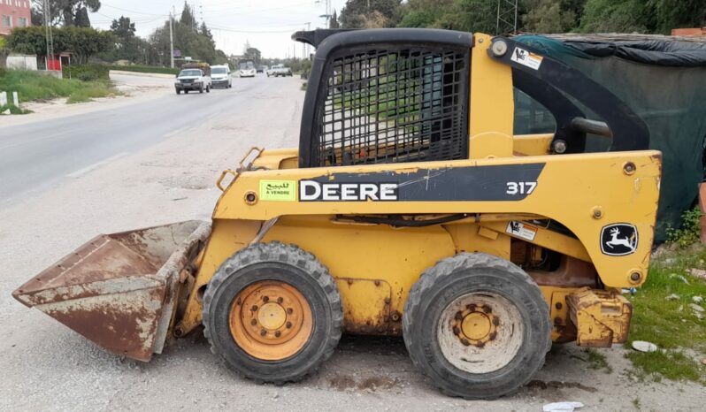 À vendre Chargeuse compacte avec godet John Deere 317 complet