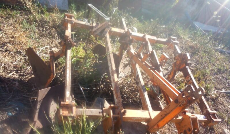 À vendre Charrue Vigneronne à 5 corps avec canadienne Huard complet