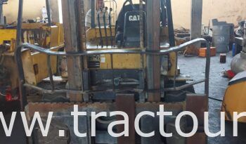 À vendre Chariot élévateur diesel Caterpillar 50 – 5 tonnes (2002) complet