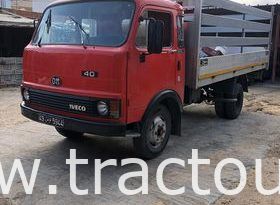 À vendre Camion plateau avec double ridelle OM 40 complet