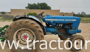 À vendre Tracteur Ford 5000 avec canadienne 13 dents complet