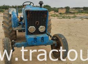 À vendre Tracteur Ford 5000 avec canadienne 13 dents complet