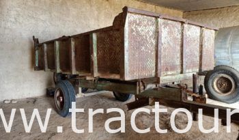 À vendre Semi remorque agricole benne avec charrue à 3 socs et pulvérisateur à disques complet