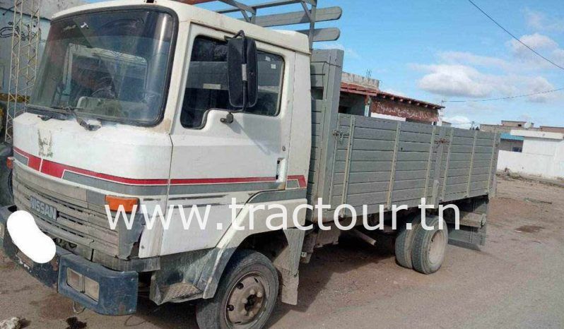 À vendre Camion plateau avec ridelles Nissan complet